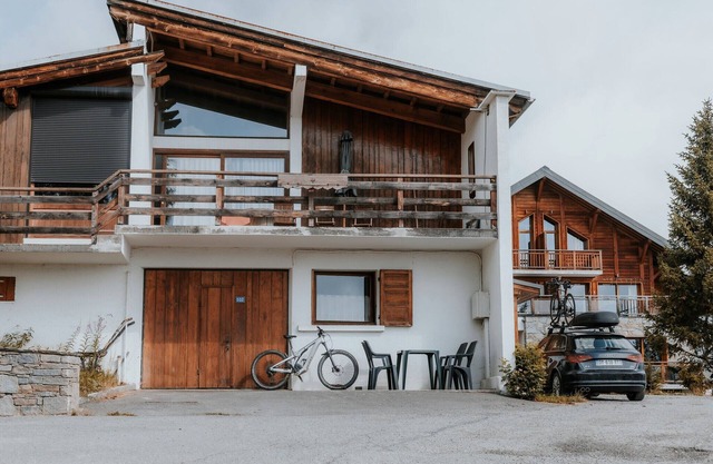 Chalet 'Jean Pierre Skilodge' with Mountain View, Shared Garden and Wi-Fi