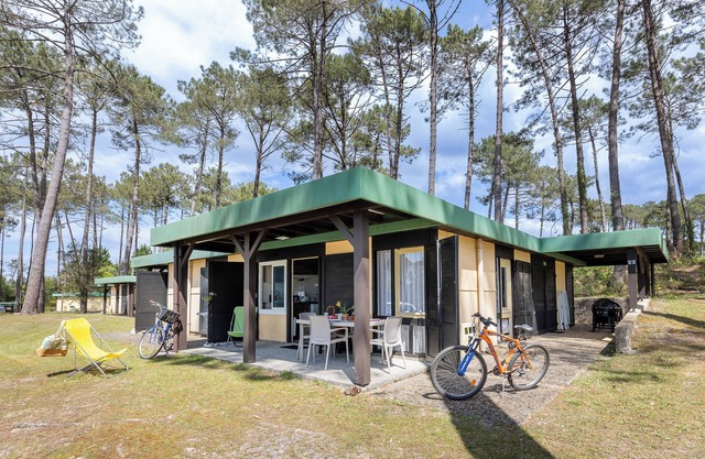 Chalet 'Bungalow 4 Pers Village Vacances' con piscina compartida, terraza privada y Wi-Fi