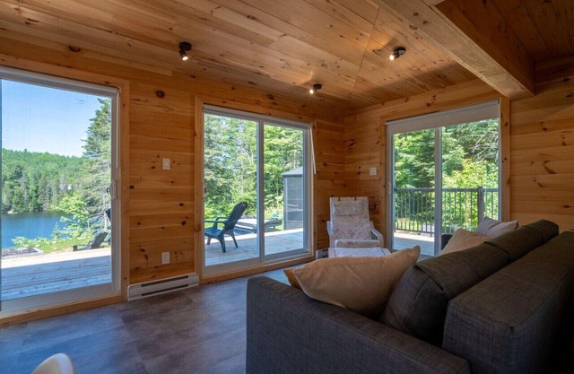 Chalet Hello| Private Lake Access | Hot Tub | EV