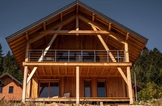 Chalet Cozy au Cœur de La Féclaz : Séjour Authentique et Proche des Pistes