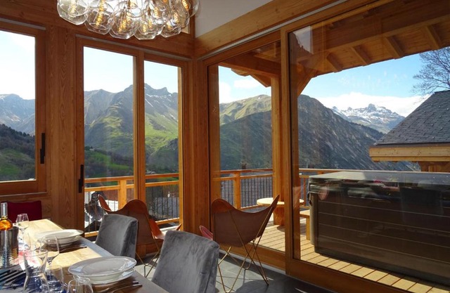 Chalet avec jacuzzi, sauna, accès direct aux pistes et Wifi - FR-1-344-744