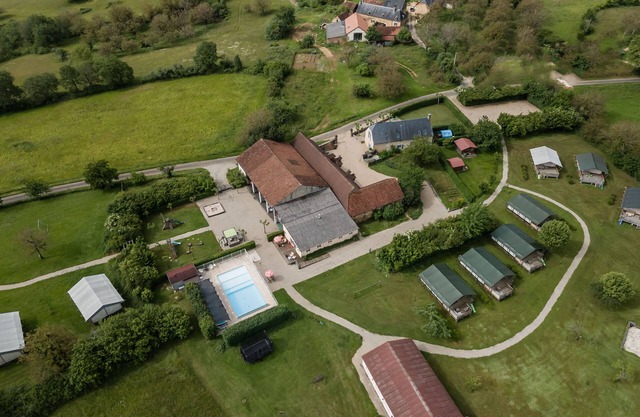 Chalet 'Gîte Bellevue' con piscina compartida, terraza privada y Wi-Fi