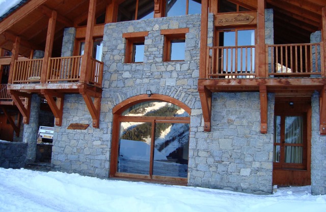 CHALET HELENE CON JACUZZI PRIVADO Y SKING VIRTUALMENTE EN LA PUERTA SLEEPS8