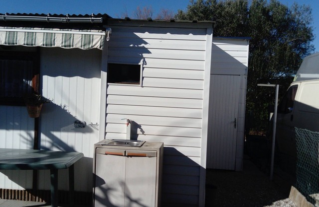Chalet en camping bien situado, junto a la piscina, hermosa terraza a la sombra