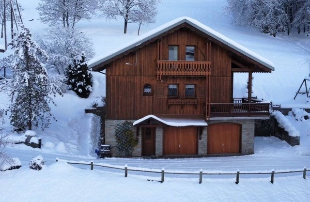 Chalet les Carrons, 9 people, resort 15 min by shuttle