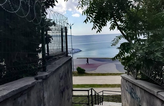Chalet en la playa con jardín privado.