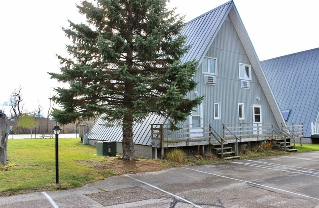 Chalet on the Lake 60 w/ Beach Access, Pools, Sport Courts, Fishing Pond & more!