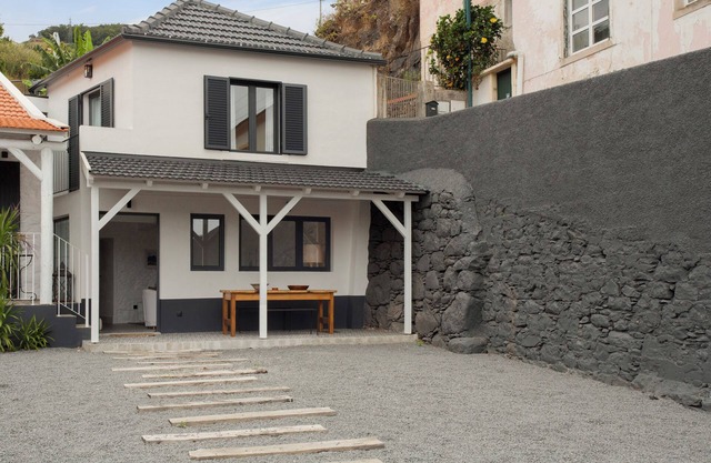 Chalet 'The Village Loft' con vistas al mar, terraza compartida y Wi-Fi