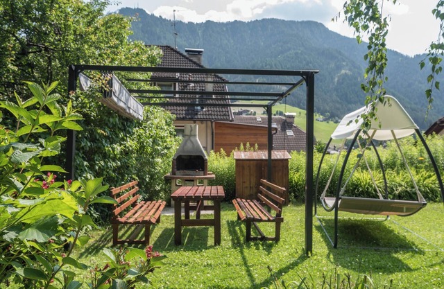 Chalet 'Villa Rondula' con vistas a la montaña, piscina compartida y Wi-Fi