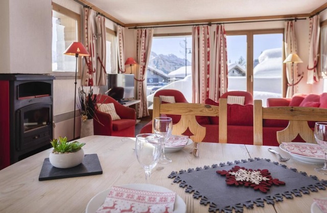 Chalet, wifi, sauna, balcony, fireplace or stove, parking, tv, ski locker, 195m², La Rosière
