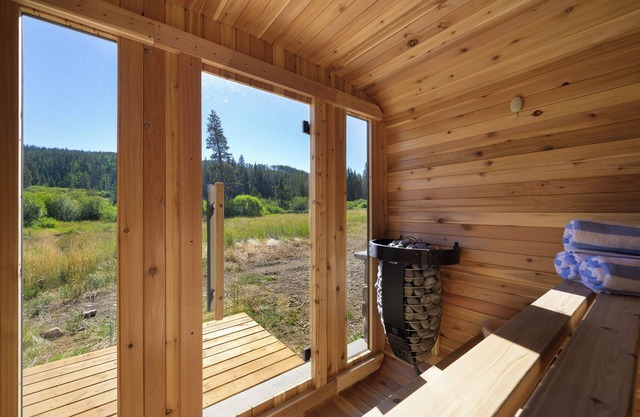 Pet-friendly chalet w/ rooftop deck & fire pit