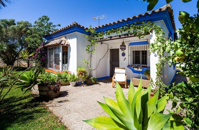 Chalet con aire acondicionado, piscina, terraza, jardín y wi-fi; mascotas admitidas