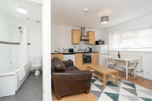 Chandlers Ford 2-bedroom with free parking