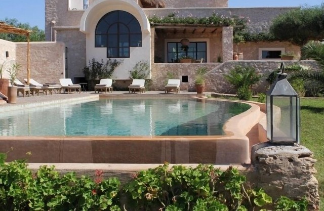 Casa de carácter de 500 metros cuadrados con piscina y hammam