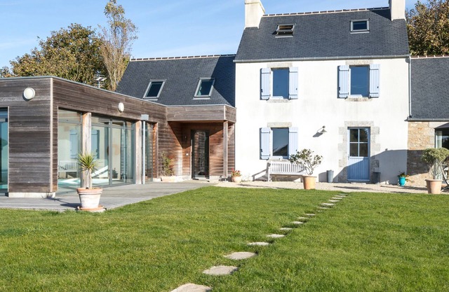 Casa con piscina cubierta climatizada (29 °) y seguro. 5000 m² de jardín con la práctica del golf, sin vis-à-vis, 800 m del mar.