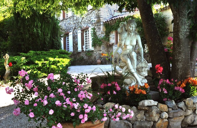 Estudio independiente con patio privado y piscina cubierta.