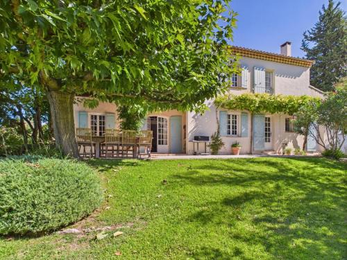 Charmant Mas à Paradou avec Piscine, Terrasse et Jardin, Près des Alpilles - FR-1-599-35