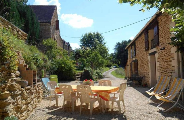 Casa rural con terraza, cerca de Sarlat, ideal para familias e impecable con todas comodidades