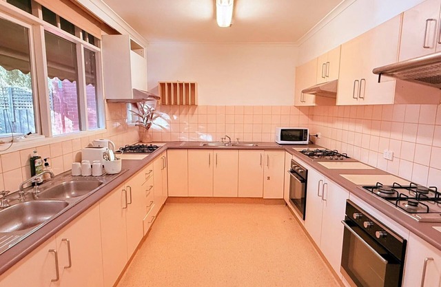 Charming 1-bedroom in fabulous Footscray with WiFi