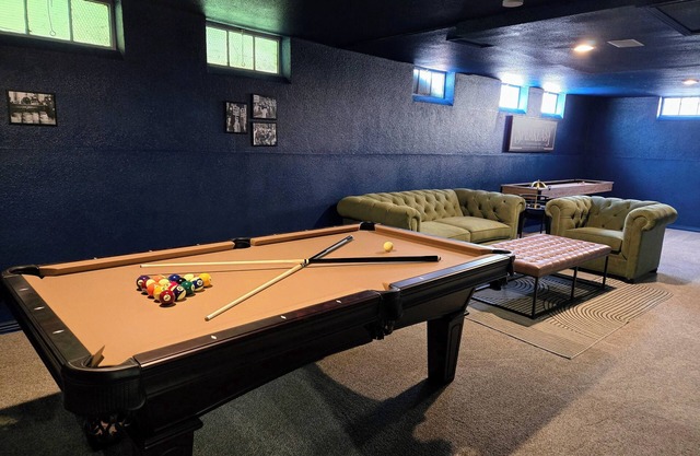 Charming 1 Bedroom Speakeasy Suite w/ Pool Table & Games
