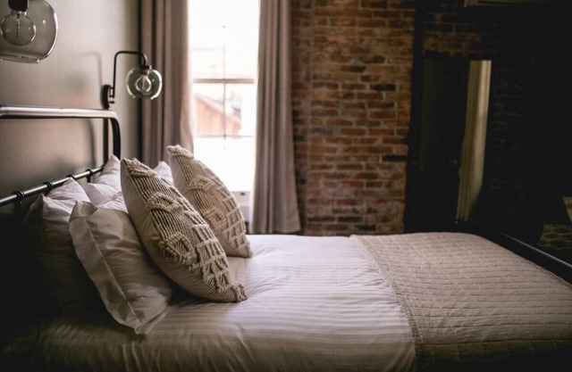 Charming 1 BR Queen Guest Room at the Historic Jacksonville Inn. Walk to downtown shops, dining, and the Britt Festival grounds. Perfect for a quick stopover or a romantic Oregon wine country visit.