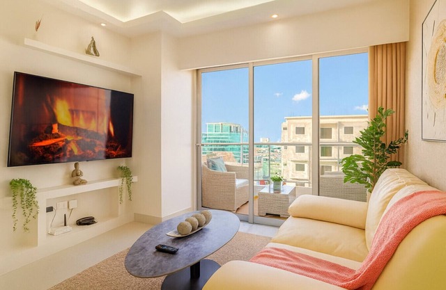 Beautiful and Cozy 1BR Centric Condo, Full AC, King Bed, Pool.