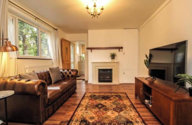 Charming 2 Bed Brentwood Victorian Conversion Flat with a garden & Free Parking