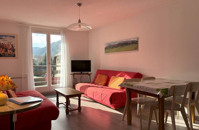 Apartamento cómodo con balcón, perfecto para 6 personas, cerca del centro y pistas de esquí