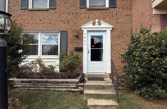 Charming 2-bedroom townhome in cool Fort Washington recently remodeled,