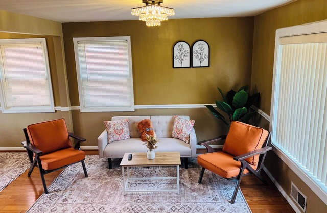 Charming 2-bedroom and 1 bathroom townhome in welcoming Washington with AC