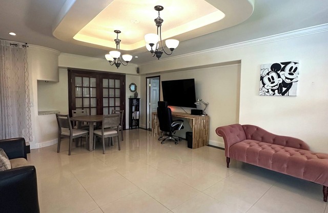 Charming 2-bedroom Apartment in Palm Beach Near Airport with Pool/Gym Access