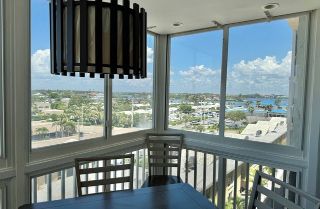 Charming 2-bedroom condo with direct beach access and pool in wonderful Venice
