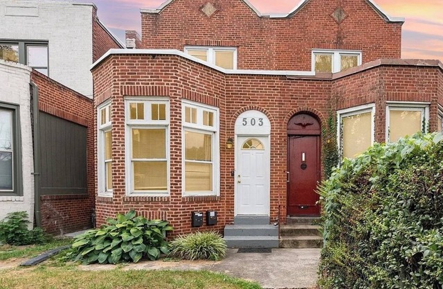 Charming 2-bedroom home w/ WiFi, AC, pet friendly close to Farm Show in Uptown