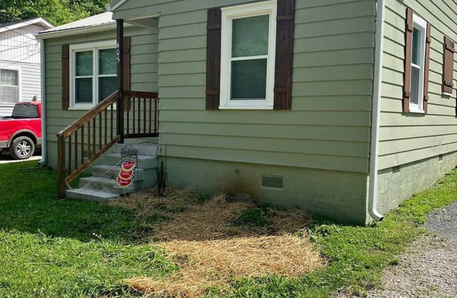 Charming 2-bedroom house in lovely Columbia with AC/ WiFi and smart tv. Backyard