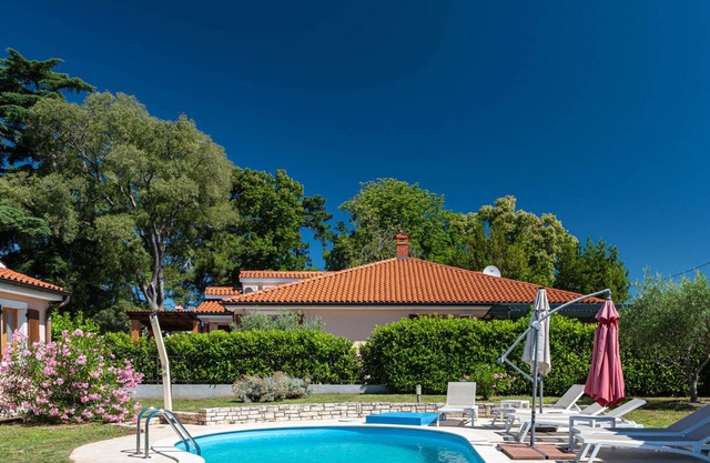 Encantadora villa de 2 dormitorios con piscina privada climatizada