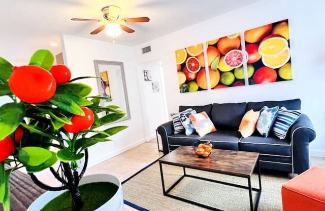 Charming 2 BR Condo - near Beach, downtown, airport