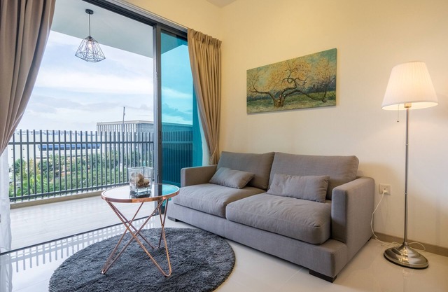 CHARMING 2 BR GATEWAY DRIVE, JURONG EAST