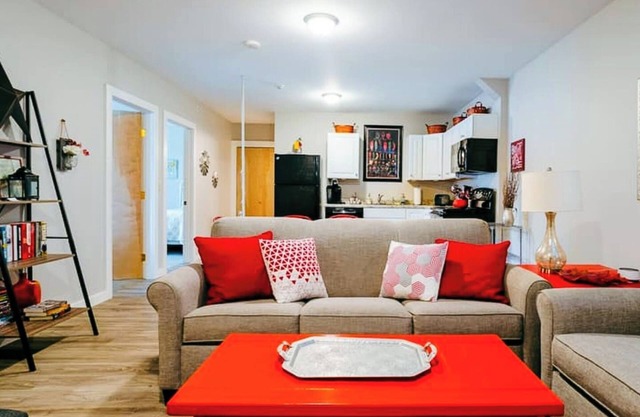 Cozy 2BR Village Apartment near Golf, College, Weddings