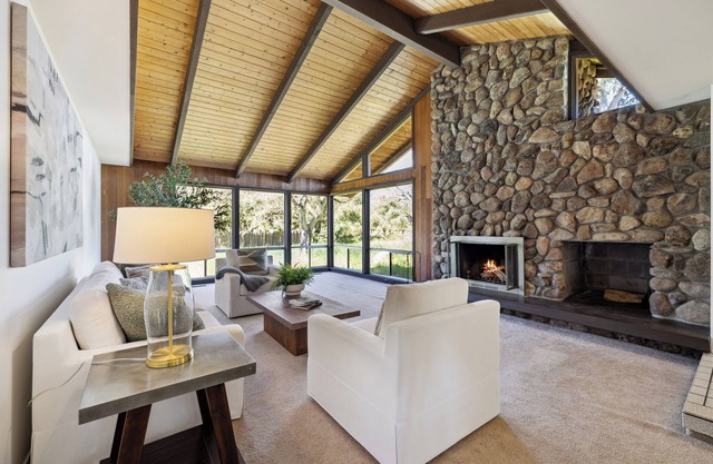 Charming 3 Bdroom w/ a heated pool in the heart of wine country in Saint Helena.
