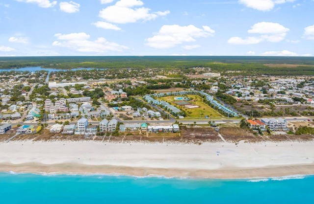 Charming 3-bedroom house on quite West End-Panama City Beach Golf Cart Included