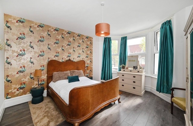 Charming 3 bed, garden, parking, Gatwick easy access