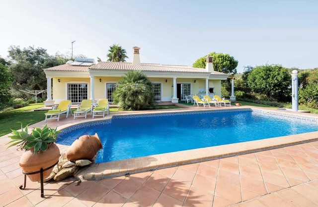 Villa de campo con piscina privada, césped + corto trayecto en auto a pueblo cercano