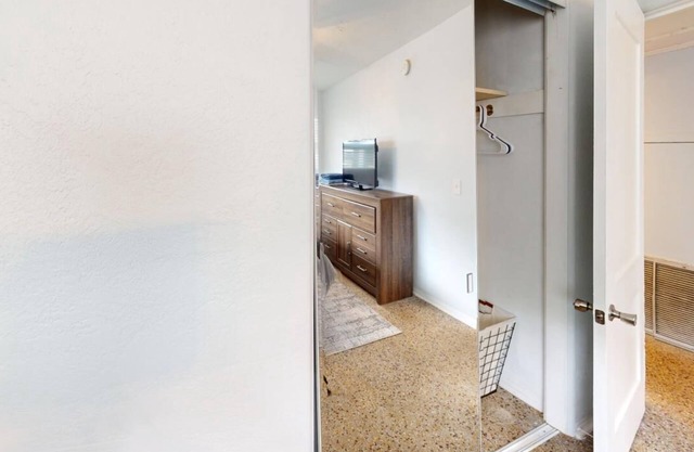 Charming 3-bedroom house with WiFi and AC in sunny South Daytona