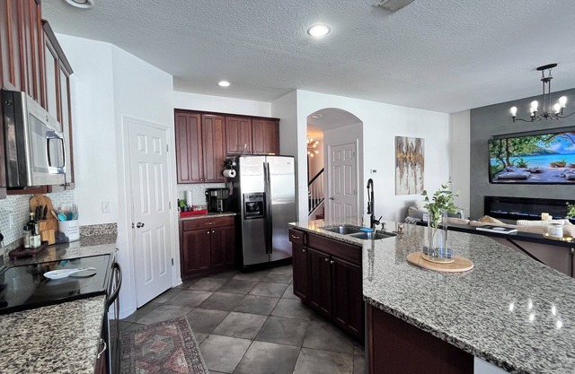 Charming 3-bedroom Pool house in Wesley Chapel.