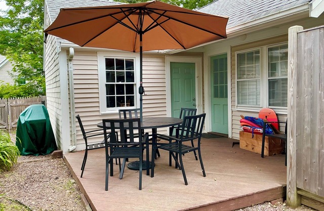 CHARMING 3 BEDROOM, 2 BATH, PET FRIENDLY HOUSE-A/C-BEACH PASS INCLUDED
