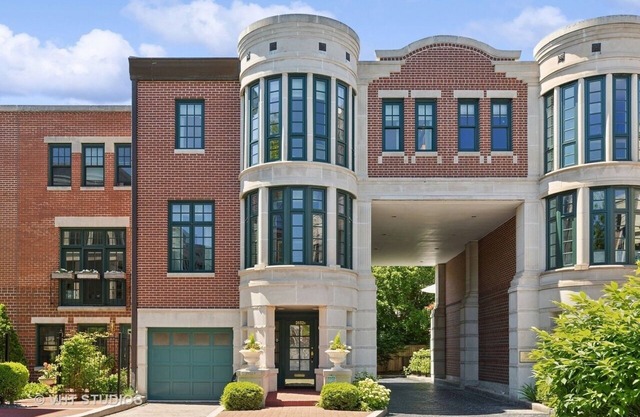 Charming 3-bedroom condo with WiFi and AC in beautiful Chicago