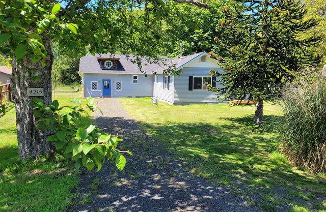 Charming 3-bedroom house in Long Beach with WiFi, new appliances, BBQ, huge yard