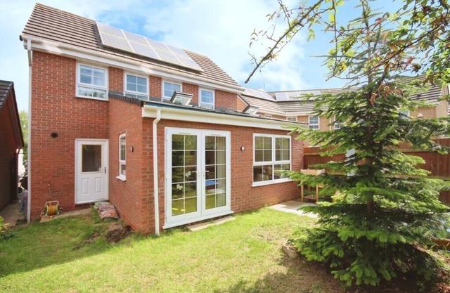 Charming 3-bedroom house in lovely Coventry with WiFi