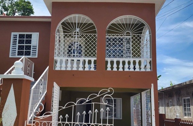 Charming 3-bedroom house in Boscobel , with WiFi access. 15 minutes fr Ocho Rios