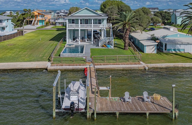 Charming 3-bedroom house in Rockport with WiFi, AC, O/DR Elevator, & Boat Lift!